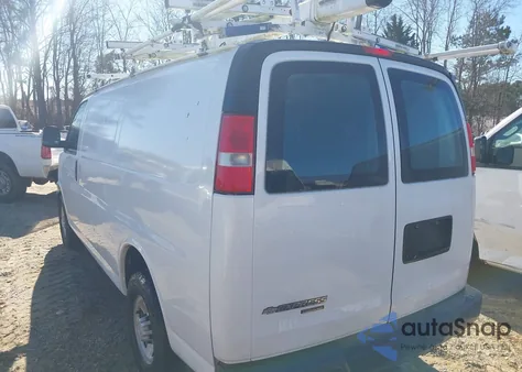 2016 Chevrolet Express 2500 Work Van z USA, uszkodzony, nr VIN 1GCWGAFF9G1330313